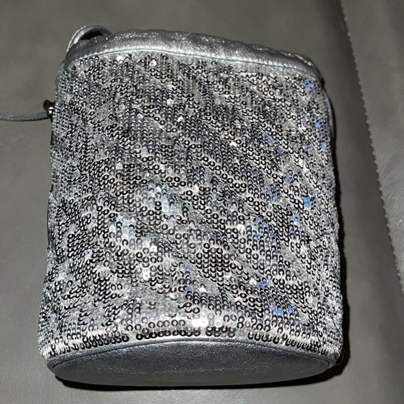 Preloved Gucci bucket bag mini with silver Sequence pristine condition dust bag. - Picture 6 of 9